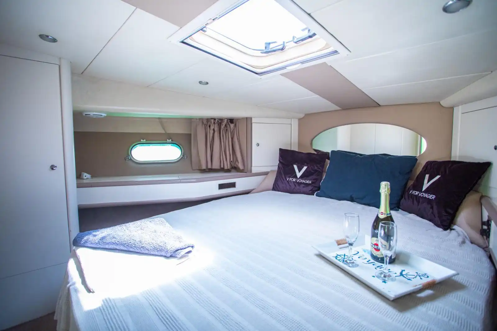 YACHT VOYAGER
